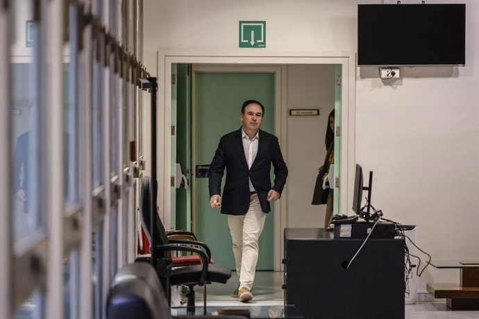 El síndic del grup popular en les Corts Valencianes i secretari general del PP de la Comunitat Valenciana, Juanfran Pérez Llorca, registra la seua candidatura per a presidir la Generalitat, en Les Corts