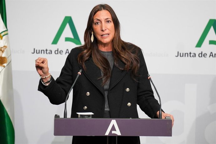 La consejera de Inclusión Social, Juventud, Familias e Igualdad de la Junta de Andalucía, Loles López, interviene en la rueda de prensa posterior al Consejo de Gobierno. A 26 de noviembre de 2025, en Sevilla (Andalucía, España).