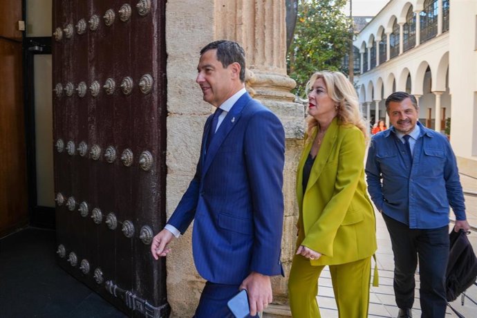 El presidente de la Junta, Juanma Moreno (i),  junto a la consejera de Economía, Hacienda, Fondos Europeos y Diálogo Social de la Junta de Andalucía, Carolina España, y al portavoz del Grupo Parlamentario Popular, Toni Martín (d), en una foto de archivo.