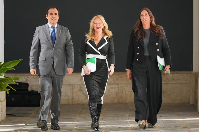 La consejera de Economía, Hacienda, Fondos Europeos y Diálogo Social , Carolina España, la consejera de Inclusión Social, Juventud, Familias e Igualdad, Loles López, y el consejero de Justicia, Administración Local y Función Pública, José Antonio Nieto.
