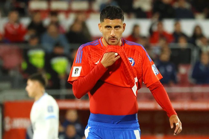 Futbol, Chile vs Uruguay. Eliminatorias al mundial de la Fifa 2026. El jugador de la seleccion chilena Guillermo Maripan es fotografiado durante un partido clasificatorio al mundial de 2026 contra Uruguay disputado en el estadio Nacional de Santiago,