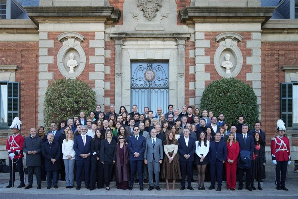 Foto de familia de los premiados y las autoridades, en los 72 Premios Ondas, a 26 de noviembre de 2025, en Barcelona, Cataluña (España).