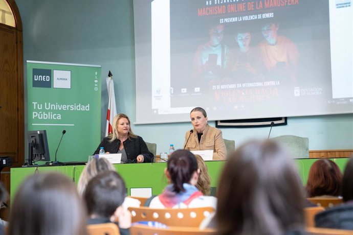 La fiscal Flor de Torres y la diputada provincial María Luisa Cruz participan en el acto del 25N celebrado en la sede de la UNED de Almería.