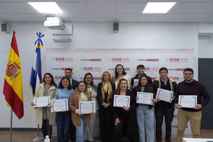 La Embajadora de El Salvador visita EUDE para la entrega de 10 diplomas a alumnos salvadoreños