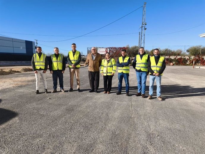 El alcalde de La Rambla, Jorge Jiménez, y Carmen Granados (centro), durante su visita al municipio rambleño.