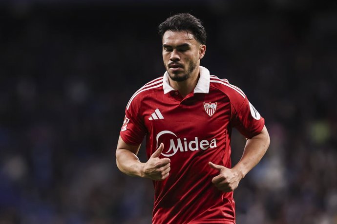 Gabriel Suazo of Sevilla FC looks on during the Spanish league, La Liga EA Sports, football match played between RCD Espanyol and Sevilla FC at RCDE Stadium on November 24, 2025 in Cornella, Barcelona, Spain.