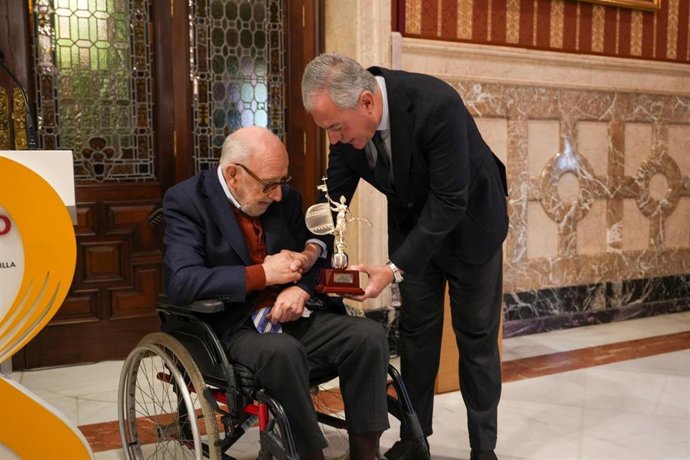 El Ayuntamiento homenajea a Alfonso Sedeño Masot.