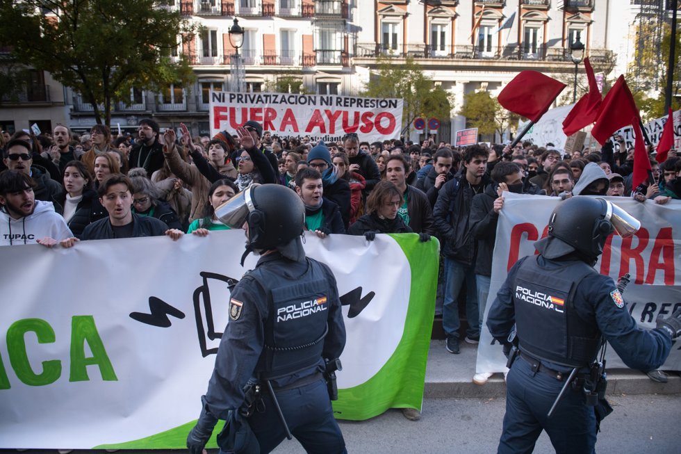 Universitarios protestan frente a la Consejería de Educación de la Comunidad de Madrid