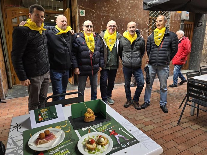 El concejal de Alcaldía, Gorka Zubiaurre, con representantes de la hostelería de Barakaldo y del club de pelota Gure Kirola.