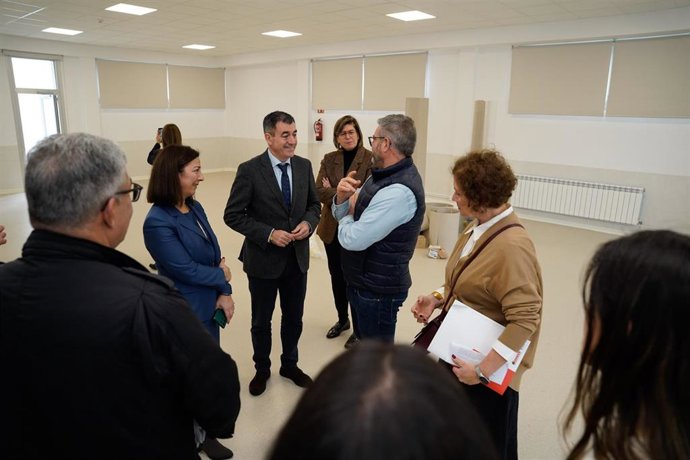 Román Rodríguez, en su visita al CEIP Francisco Vales Villamarín