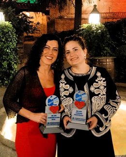 Susana Pérez y María Encina García muestran sus repectivos premios.