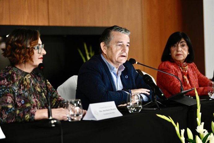 Antonio Sanz (c), en el X Congreso Andaluz de Diabetes celebrado el sábado en Jaén.