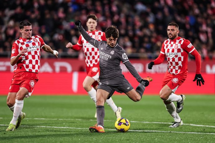 Archivo - Arda Guler of Real Madrid in action during the Spanish league, La Liga EA Sports, football match played between Girona FC and Real Madrid at Estadio de Montilivi on December 07, 2024 in Girona, Spain.