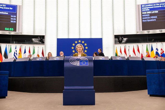 La presidenta de la Comisión Europea, Ursula von der Leyen, pronuncia un discurso en el edificio del Parlamento Europeo. Estrasburgo (Francia) a 26 de noviembre de 2025. 