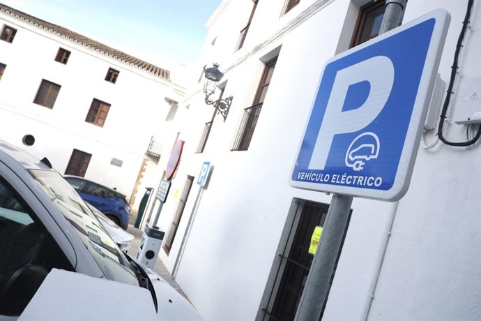 Imagen de la nueva estación pública de recarga de vehículos eléctricos financiada por la Diputación de Cádiz . A 5 de noviembre de 2025, en Medina Sidonia, Cádiz (Andalucía, España). 