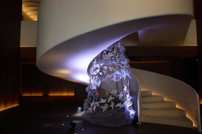 The Madrid Edition estrena su árbol de Navidad diseñado por la artista Mercedes Bellido