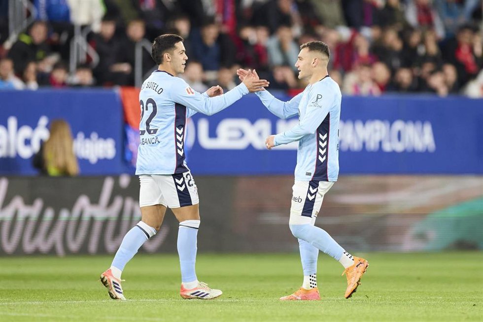 Los jugadores del RC Celta Ferran Jutglá y Hugo Sotelo.