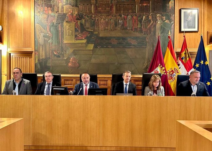 El presidente de la Diputación de León, Gerardo Álvarez Courel (centro izquierda) preside la sesión plenaria ordinaria del mes de noviembre en la Institución provincial leonesa.