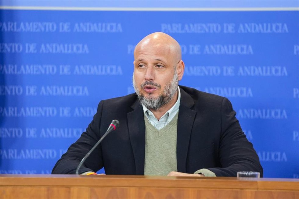 El portavoz adjunto del Grupo Parlamentario Vox, Rodrigo Alonso, durante la ronda de ruedas de prensa de portavoces de los grupos parlamentarios en el Parlamento de Andalucía, a 26 de noviembre de 2025 en Sevilla (Andalucía, España). Los portavoces de l