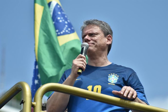 Archivo - March 16, 2025, Rio De Janeiro, Rio De Janeiro, Brasil: Rio de janeiro (rj), 03/16/2025 - bolsonaro/copacabana/amnesty/stf protest: bolsonaro protest held on copacabana beach, in rio de janeiro (rj), this sunday (16). The focus of the protest is