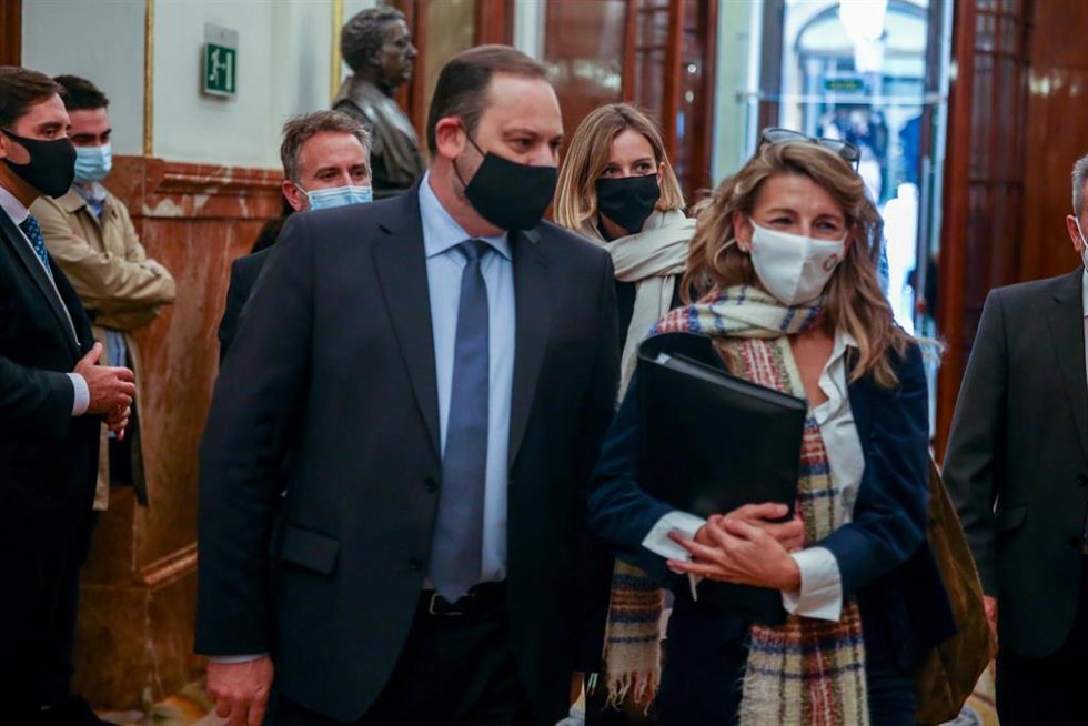 Archivo - El ministro de Transportes, Movilidad y Agenda Urbana, José Luis Ábalos, y la ministra de Trabajo y Economía Social, Yolanda Díaz,en el Congreso.