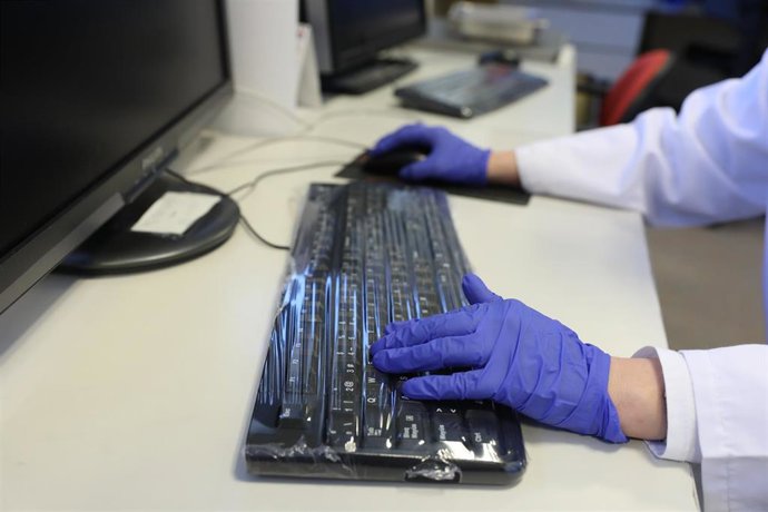 Archivo - Una trabajadora 