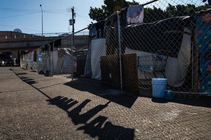 Archivo - Arquivo - 3 de novembro de 2021, Tijuana, Baja California, México: Os migrantes no campo de refugiados de Chaparral, em Tijuana, México, se viram cercados por uma cerca semipermanente de arame que fechava completamente o campo, restringindo o ac