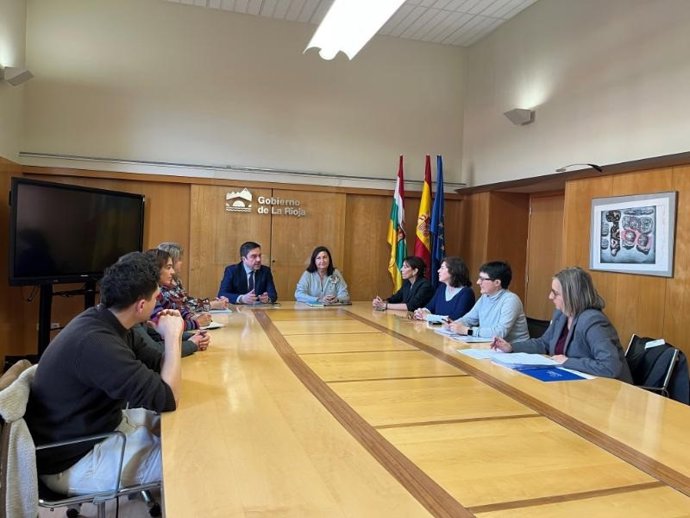 El consejero de Educación y Empleo, Alberto Galiana, junto con la directora General de Empleo, Cristina Salinas,  con los Técnicos en Gestión de Desarrollo Local
