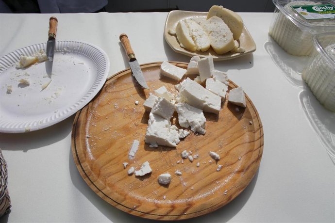 Archivo - Detalle de un plato con queso la Feira do Queixo y Pan de Ousá, en las inmediaciones de la Plaza Andón Cebreiro, a 26 de marzo de 2023, en an Xiao de Ousá, Lugo, Galicia, (España). 90 queserías y 5 panaderías participan en esta 29 edición de la 