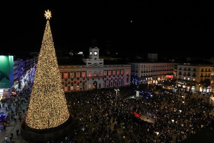 Archivo - La Real Casa de Correos ilumina su fachada con 24.000 luces para celebrar la Navidad al ritmo de Bisbal