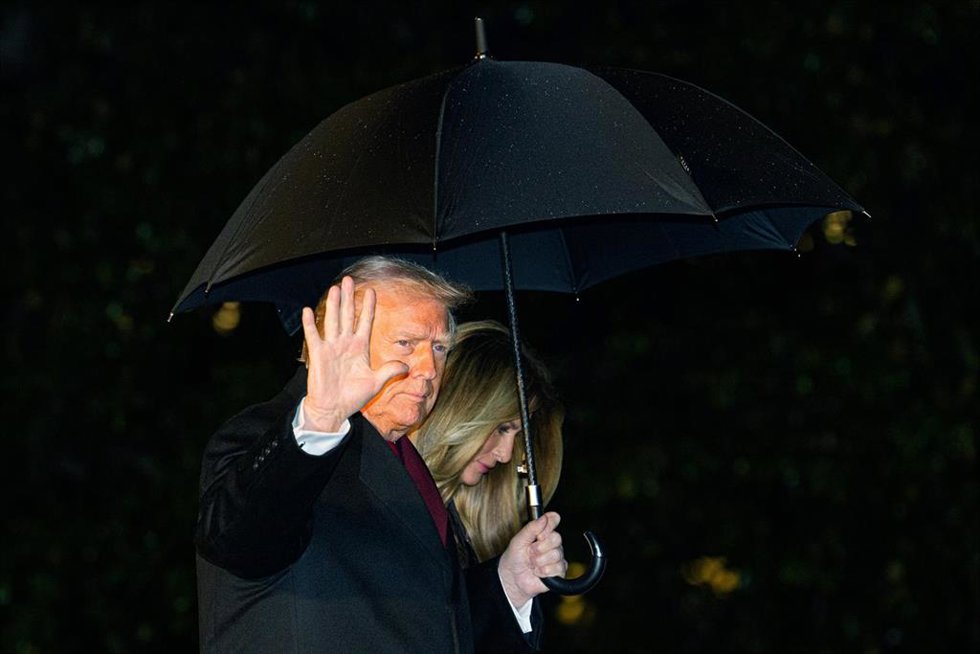 El presidente de EEUU, Donald Trump, y la primera dama, Melania, a la salida de la Casa Blanca