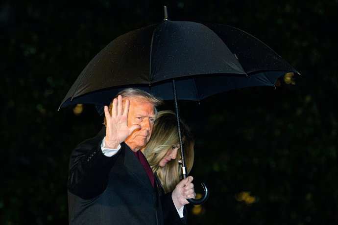 November 25, 2025, Washington, District Of Columbia, USA: United States President Donald J Trump and first lady Melania Trump walk on the South Lawn of the White House before boarding Marine One in Washington, DC, US, on Tuesday, November 25, 2025. Trump 