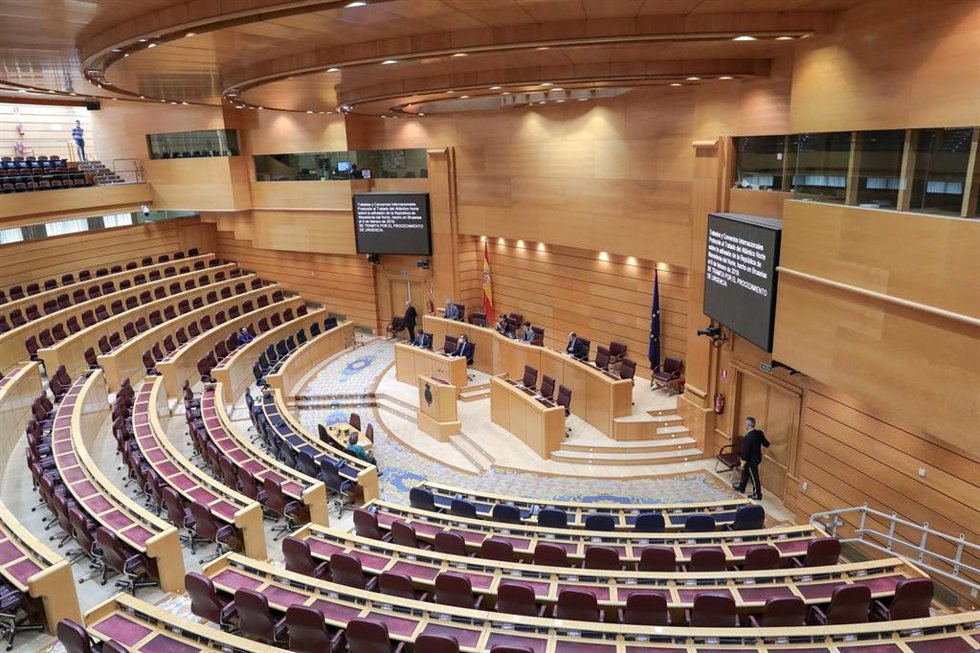 Archivo - Hemiciclo del Senado prácticamente vacío donde se celebra el primer Pleno de su historia sin senadores y con la única presencia de la presidenta, Pilar Llop, y varios miembros de la Mesa que dirigen la institución.