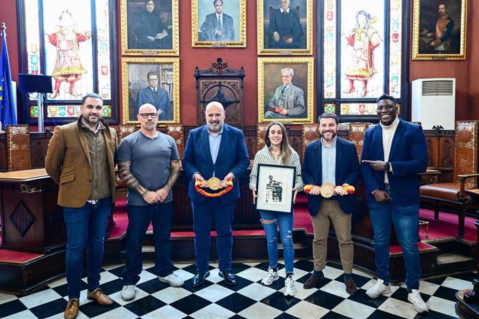 El alcalde de Palma, Jaime Martínez, recibe a la boxeadora Farah El Bousairi en el salón de plenos de Cort.