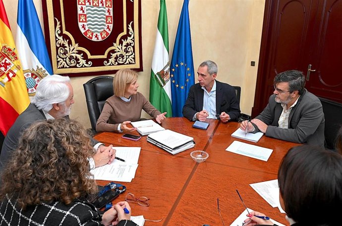 La alcaldesa de Jerez reunida con dirigentes de la empresa Azucarera.