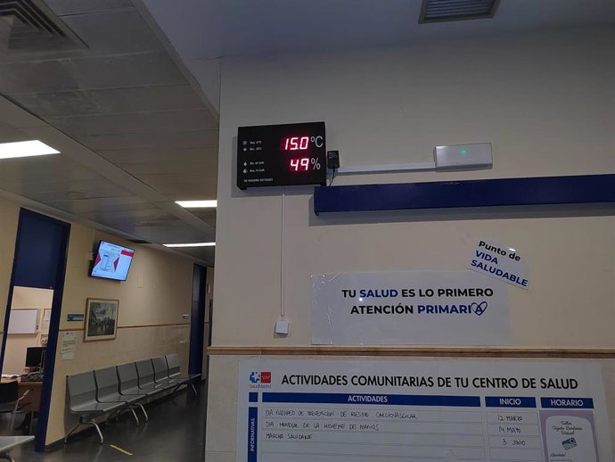 El personal del centro de salud Los Rosales alerta de que atiende a pacientes con abrigo ante la falta de calefacción