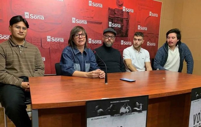 En el centro, Gloria Gonzalo junto a Guillermo Gonzalo (a su izquierda) en la presentación del documental 'Las voces del silencio' sobre el poder de la música como vía de rehabilitación social para presos en la cárcel de Soria.