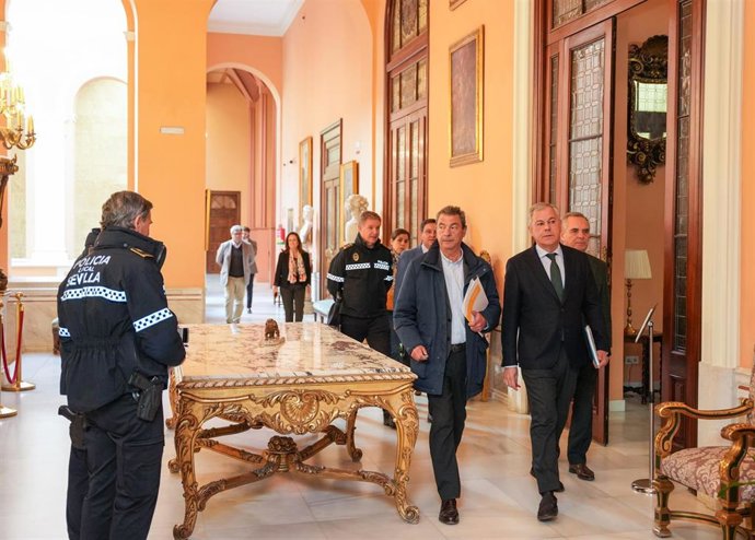 Sevilla.-Aprobado el abono de horas extras de la Policía con el voto de calidad del alcalde tras la abstención de Vox