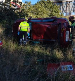 Efectivos de emergencias rescatan al conductor y único ocupante de un vehículo que se ha salido de la vía y ha volcado en la carretera N-301A a su paso por Molina de Segura (Murcia)
