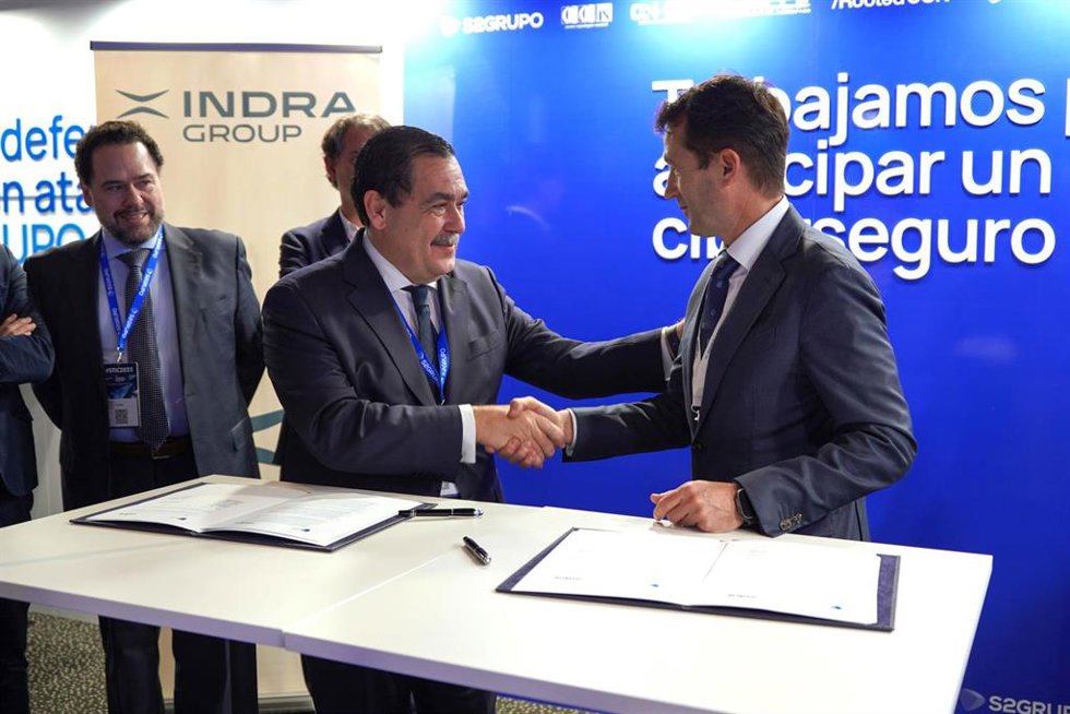 Archivo - (I-D) El Consejero Delegado Y Cofundador De S2grupo, José Miguel Rosell, Y El Presidente De Indra, Ángel Escribano, Durante La Firma Del Acuerdo Entre Ambas Compañías En Materia De Ciberseguridad Y Combate En El Ciberespacio