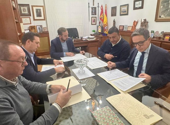 El presidente de la Diputación de Ávila, Carlos García; el rector de la USAL, Juan Manuel Corchado; el alcalde de Madrigal, Jesús del Campo, y el diputado provincial Félix Álvarez en la primera reunión de cara al 575 aniversario de Isabel la Católica.