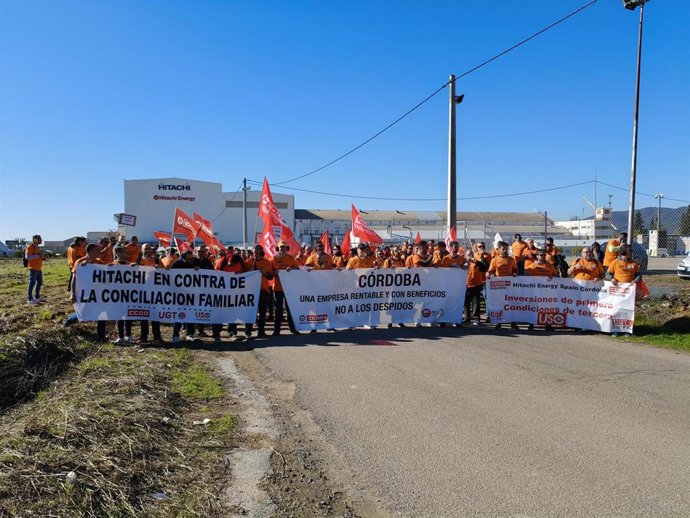 Los trabajadores de Hitachi, al inicio de su manifestación, ante la factoría en Córdoba.