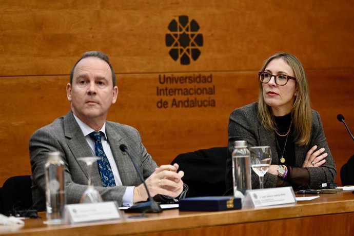 La viceconsejera de Universidad, Investigación e Innovación, Lorena Garrido (d), junto al rector de la UNIA,  José Antonio García, en el acto de imposición de la Medalla de Oro a Thomas Südhof.