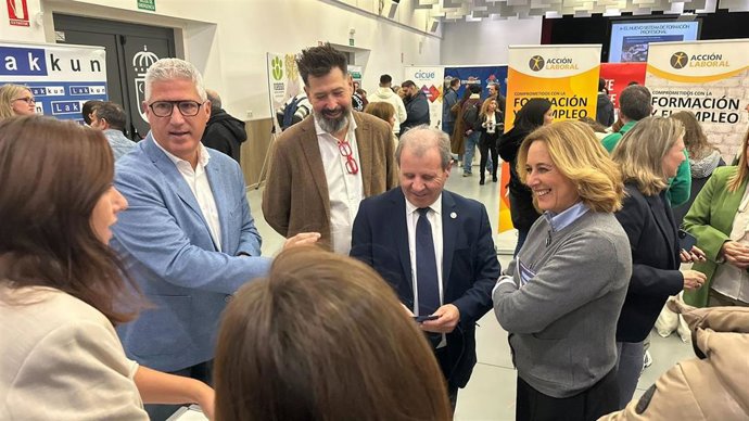 Representantes institucionales visitan los 'stands' de la Feria de Empleo 'Talento Joven' durante su apertura en Huércal de Almería.