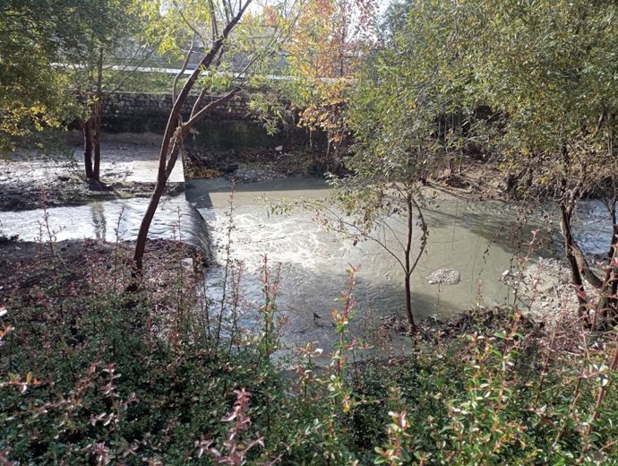 Río Genil con aguas sucias
