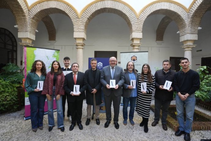 Foto de familia de los finalistas, la ganadora y las autoridades académicas.