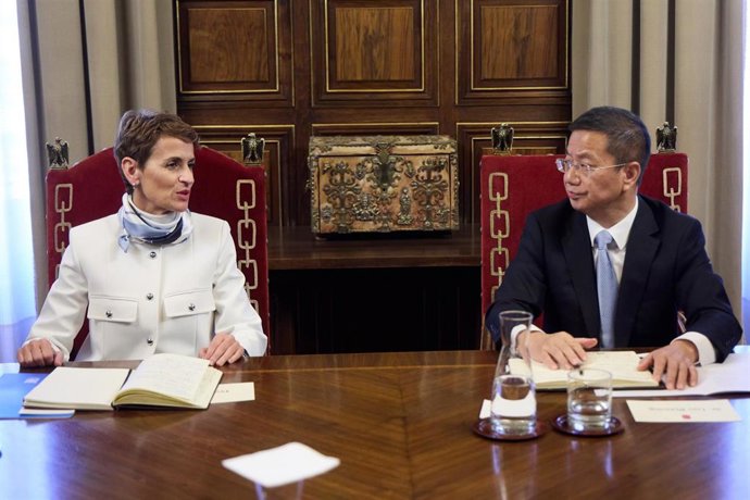 La presidenta de Navarra, María Chivite, junto al presidente de Energy China Engineering Group, Luo Bixiong.
