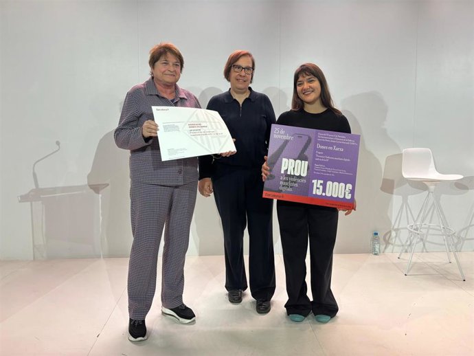 La Associació Dones en Xarxa recoge el Premi 25N 2025