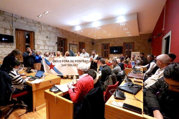 Protesta en el pleno local de Ponteareas.