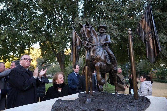El consejero de Turismo y Andalucía Exterior, Arturo Bernal, en el acto de inauguración de la estatua dedicada a Álvaro Domecq en Jerez de la Frontera (Cádiz).